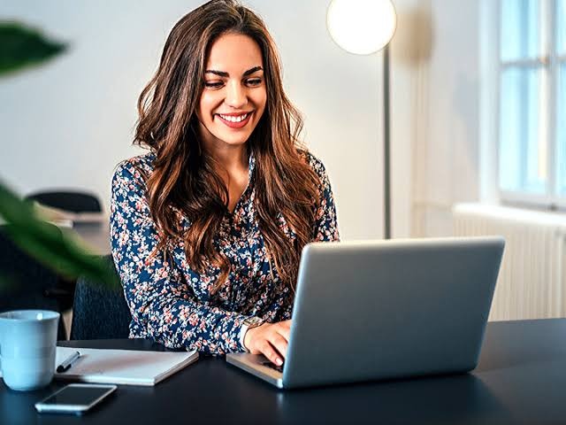 Indian Working Woman Image